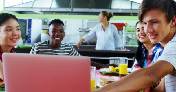 Schoolkinderen met behulp van laptop — Stockvideo