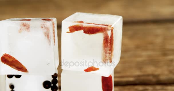 Cubi di ghiaccio aromatizzati con erbe aromatiche — Video Stock