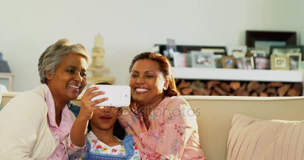 Familia Feliz Con Teléfono Inteligente Sala Estar Casa — Vídeo de stock