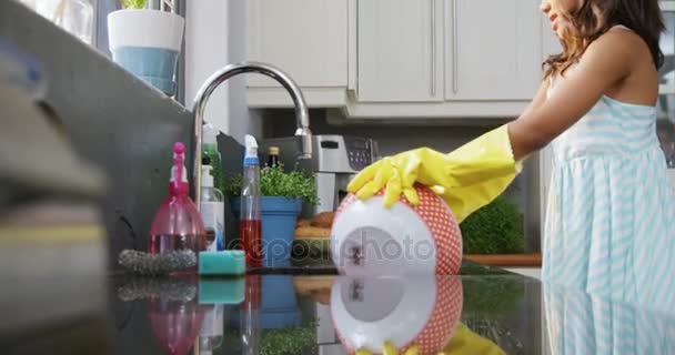Dívka mytí nádobí — Stock video