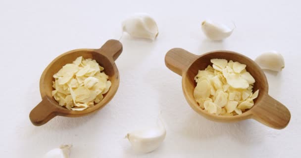 Especias en tazones con ajo — Vídeos de Stock