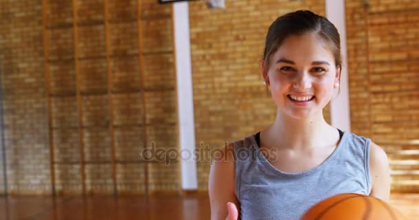 Colegiala de pie con baloncesto — Vídeos de Stock