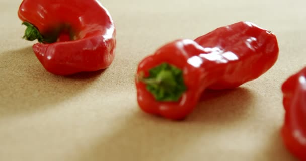 Chili pepper na hnědé pozadí — Stock video