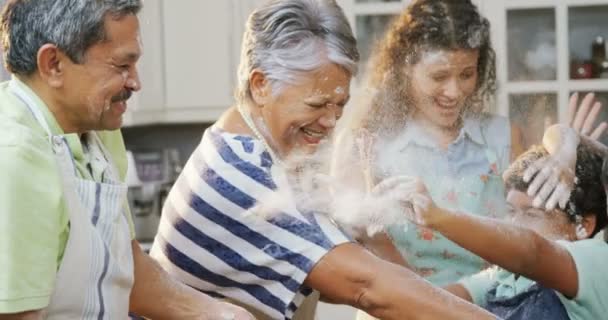 Familie voorbereiding van cookies — Stockvideo