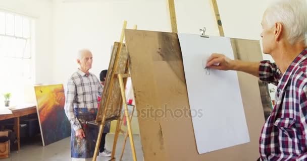 Kunstenaar Het Tekenen Van Schets Doek Bij Opstelling Van Klasse — Stockvideo