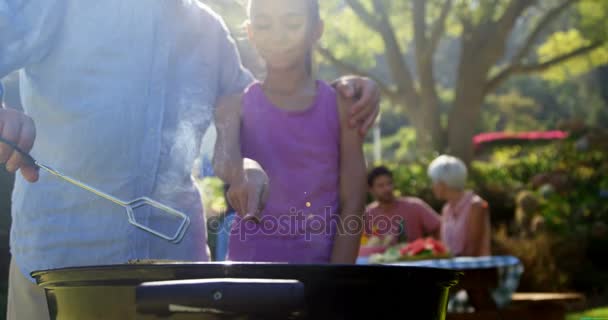 Nonno Nipote Che Preparano Barbecue Mentre Famiglia Pranza Nel Parco — Video Stock