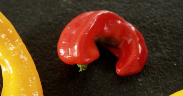 Gele en rode chilipeper — Stockvideo