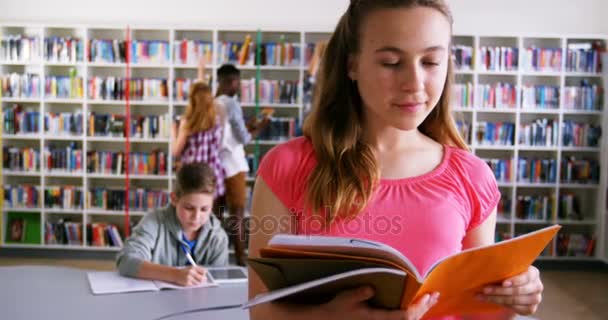 Colegiala leyendo libro — Vídeos de Stock