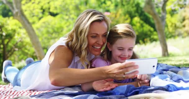 Happy Mother Daughter Taking Selfie Mobile Phone Park — Stock Video