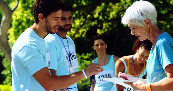Atletas Registrándose Para Maratón Parque — Vídeos de Stock