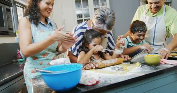 Família preparando cookies — Vídeo de Stock