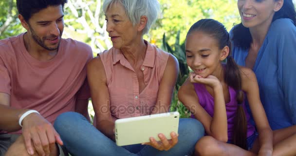 Lächelnde Familie Beim Blick Auf Digitales Tablet Park — Stockvideo