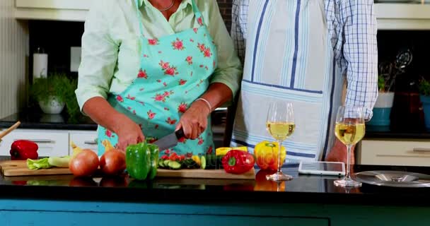 ホームの でキッチンでシニア カップル カット野菜 — ストック動画