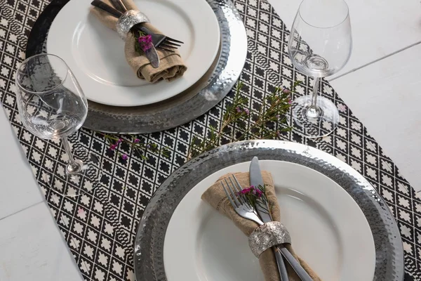Tischdekoration mit Weingläsern auf Tischset — Stockfoto