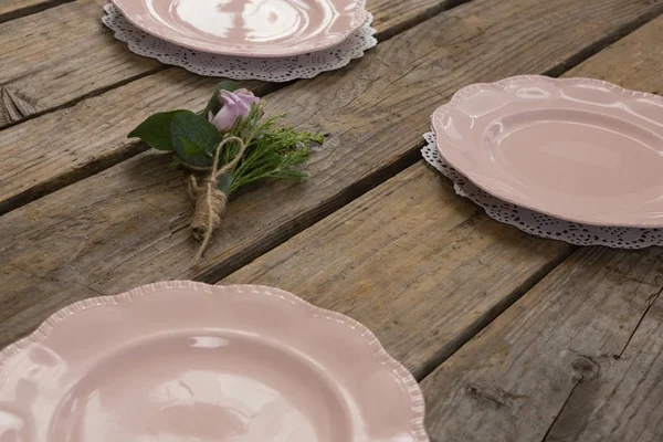 Assiettes avec fleur disposées sur la table — Photo