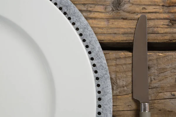 Placa com faca de manteiga na mesa — Fotografia de Stock