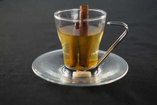Glas Tee mit Zimt — Stockfoto
