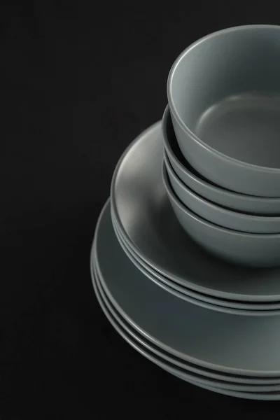 Обідні тарілки, встановлені на чорному тематичному столі — стокове фото