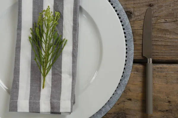 Ajuste de mesa sobre tabla de madera — Foto de Stock