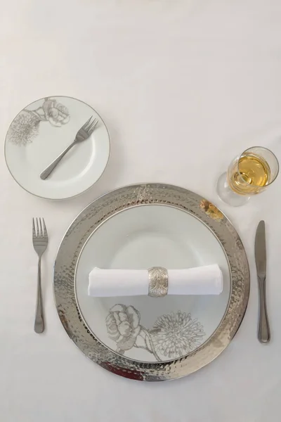 Tabak ve çatal bıçak takımı bir masada ayarla — Stok fotoğraf