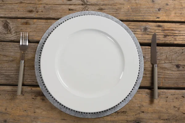 Assiette avec fourchette et couteau à beurre sur la table — Photo