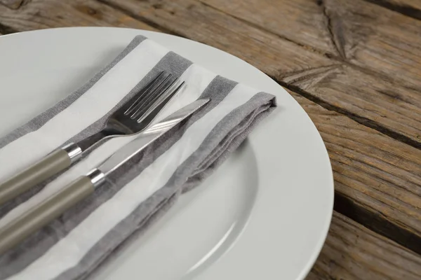 Vidlice a másla nůž s ubrousky — Stock fotografie