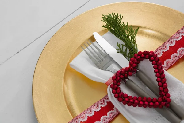 Cubertería y decoración navideña en un plato — Foto de Stock