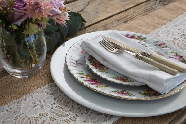 Platos con servilleta, tenedor y cuchillo de mantequilla — Foto de Stock