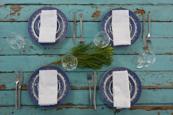 Table setting on wooden plank — Stock Photo, Image