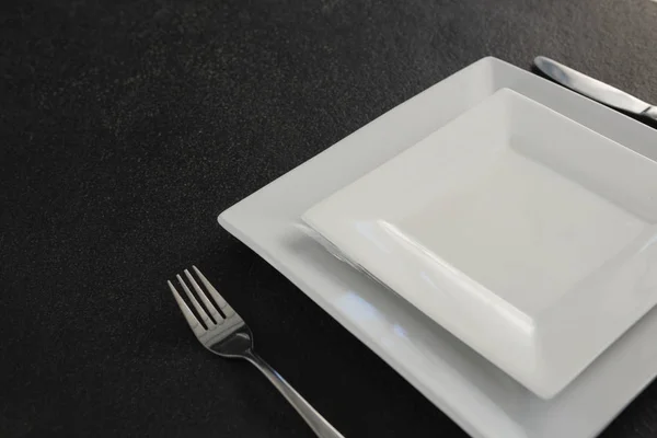 Πιάτα και μαχαιροπίρουνα σε έναν πίνακα — Φωτογραφία Αρχείου