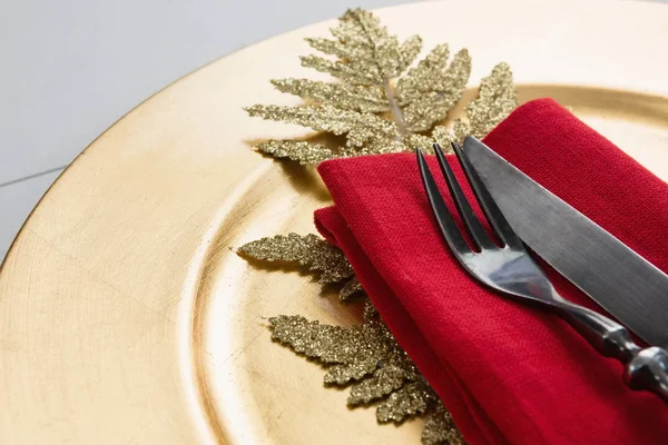 Bestek met servet en Kerstmis decoratie in een plaat — Stockfoto