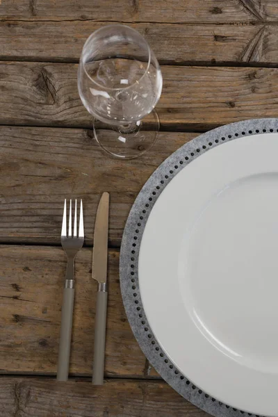 Masada çatal ile plaka ve şarap cam — Stok fotoğraf