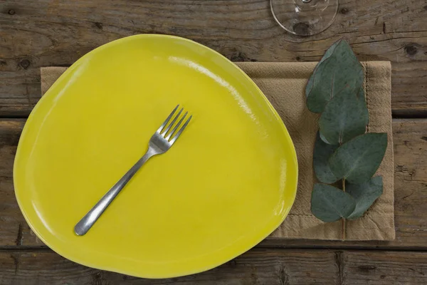 Elegante mesa con hoja — Foto de Stock