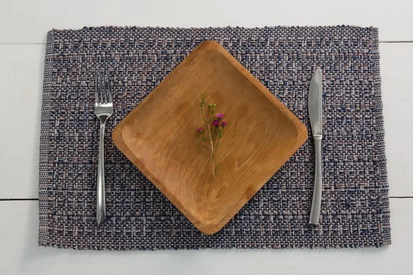 Tischdecke auf Holzplanke — Stockfoto