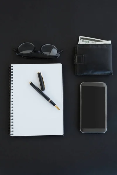 Mobiltelefon och plånbok på bakgrunden — Stockfoto