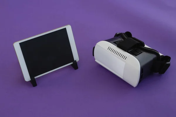 Digitale tablet en VR headset — Stockfoto