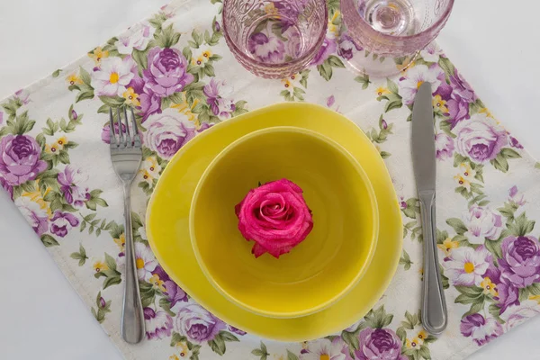 Flor de rosa en un tazón con cubiertos — Foto de Stock