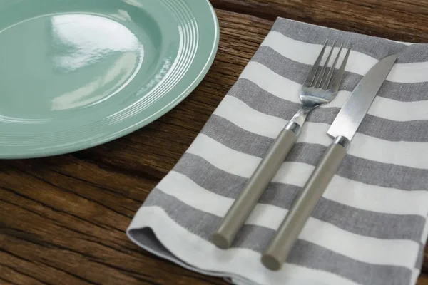 Bord met bestek en servet op tafel — Stockfoto