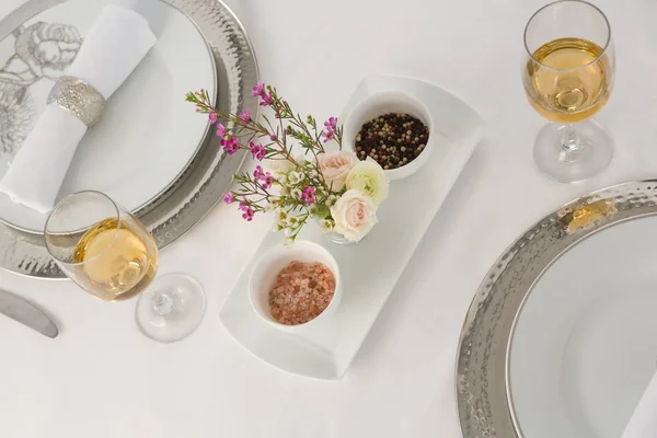 Juego de platos y cubiertos con elegancia en una mesa — Foto de Stock