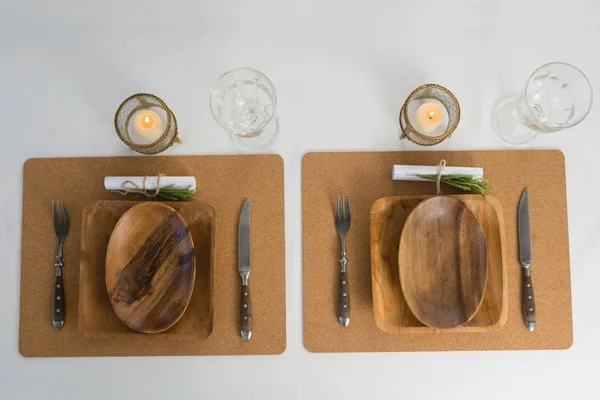 Teller und Besteck auf einem Tisch — Stockfoto