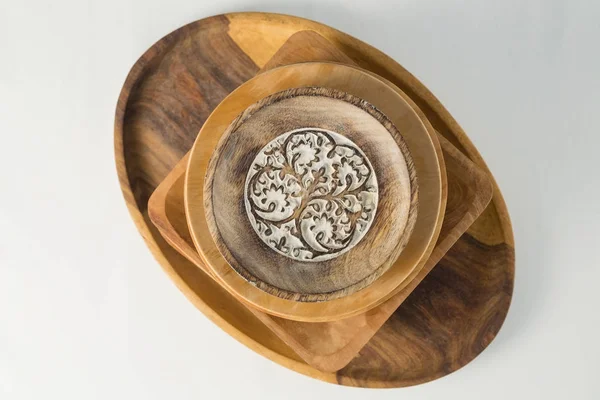 餐桌上的木制盘子 — 图库照片