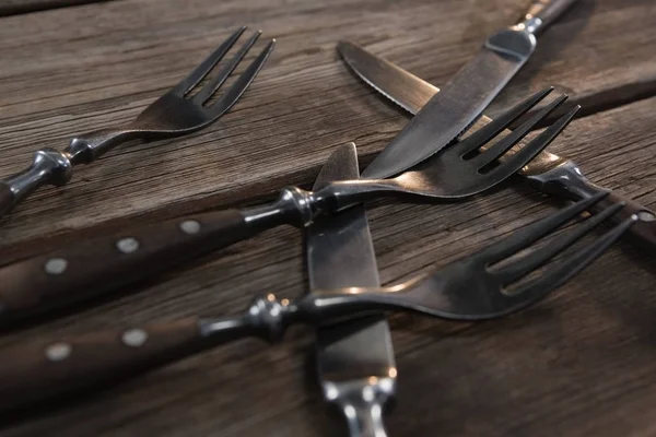 Ahşap tahta üzerinde çeşitli çatal bıçak takımı — Stok fotoğraf