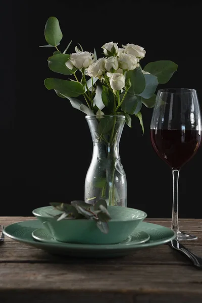 Tischdecken für eine Dinnerparty mit Weinglas — Stockfoto