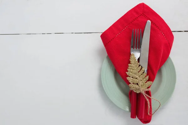Gabel und Buttermesser mit Serviette mit Seil verbunden — Stockfoto