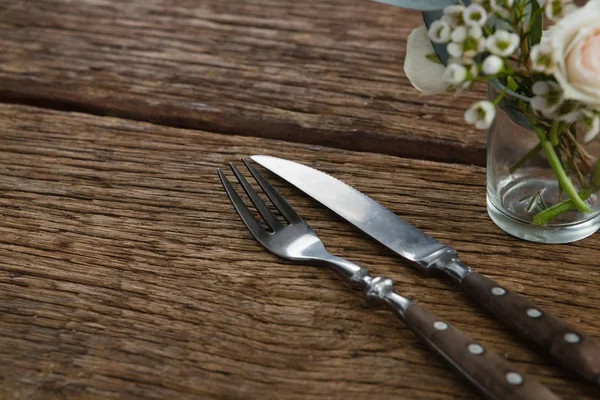Gaffel och smör kniv med ros blomma — Stockfoto