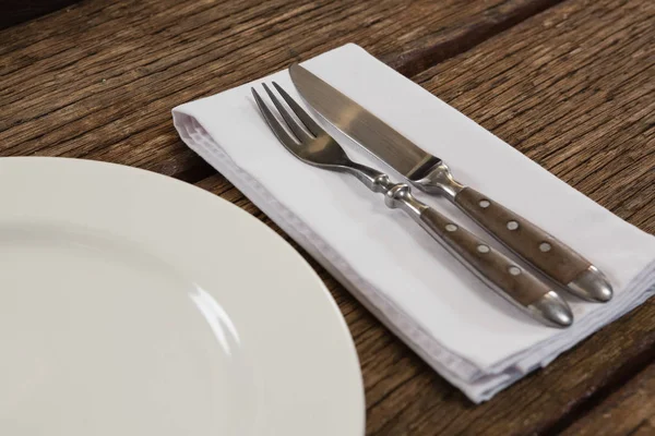 Πλάκα με τα μαχαιροπήρουνα και χαρτοπετσέτας για τραπέζι — Φωτογραφία Αρχείου