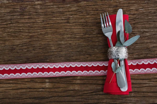 Tenedor, cuchillo de mantequilla, hoja y servilleta — Foto de Stock