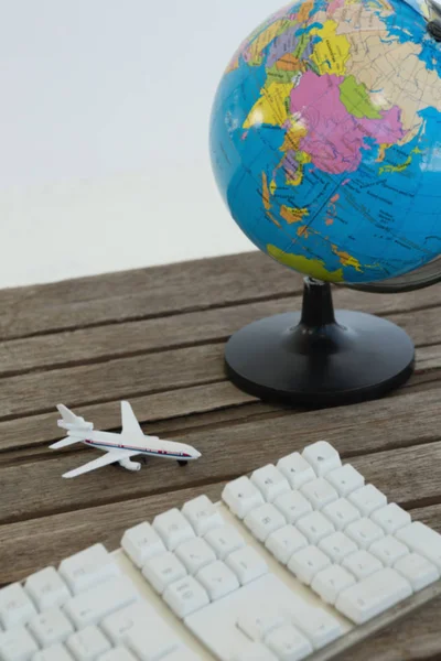 Globo, modelo de avión y teclado — Foto de Stock