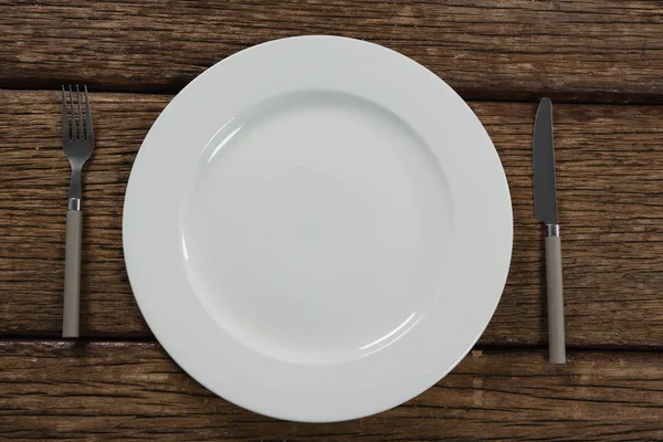 Набор тарелок и столовых приборов на стол — стоковое фото