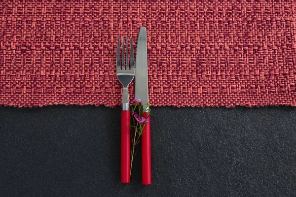 叉子, 黄油刀子用花在垫 — 图库照片